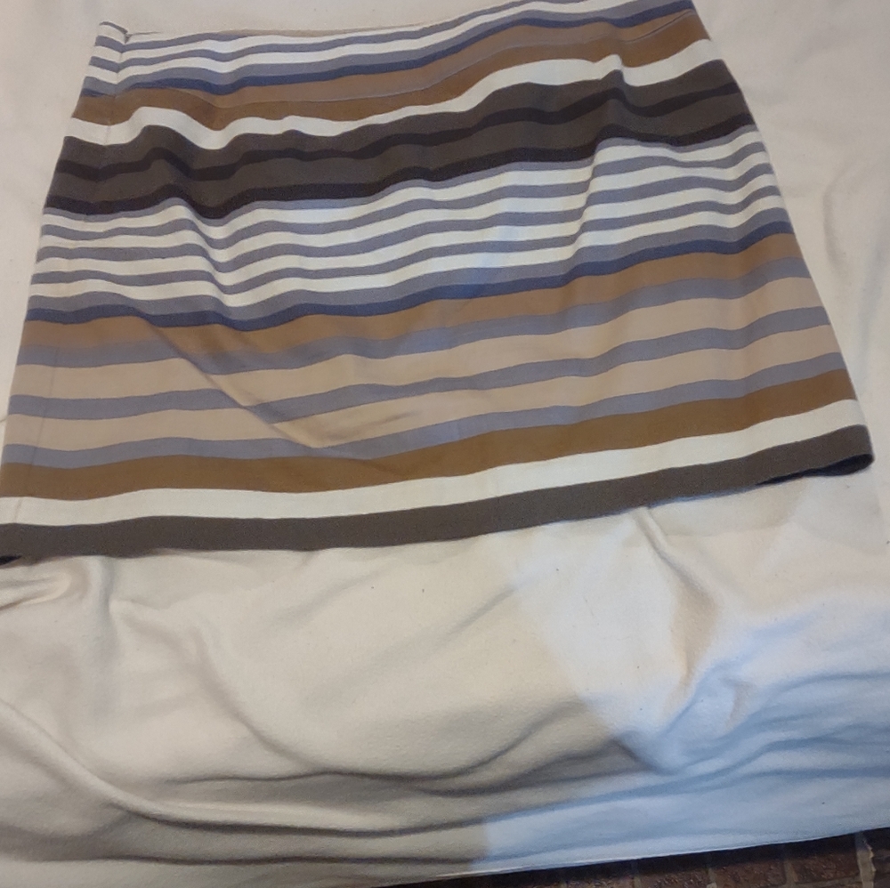 Loft Carmel brown mini skirt size 16 zips up the side for closure - Picture 3 of 5